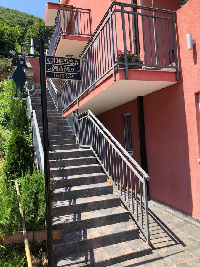 Odessa Mama Apartment Bijela Bagian luar foto