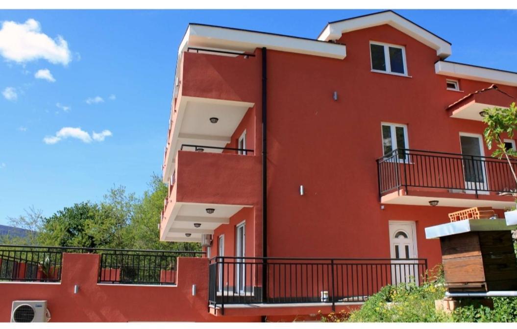 Odessa Mama Apartment Bijela Bagian luar foto
