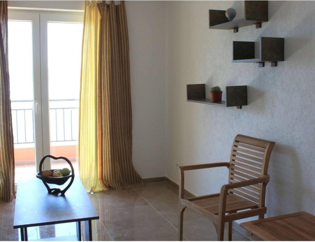 Odessa Mama Apartment Bijela Bagian luar foto