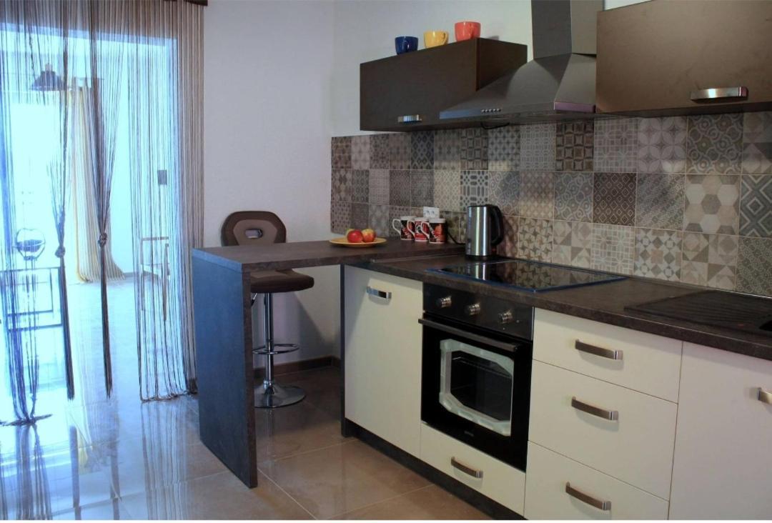 Odessa Mama Apartment Bijela Bagian luar foto